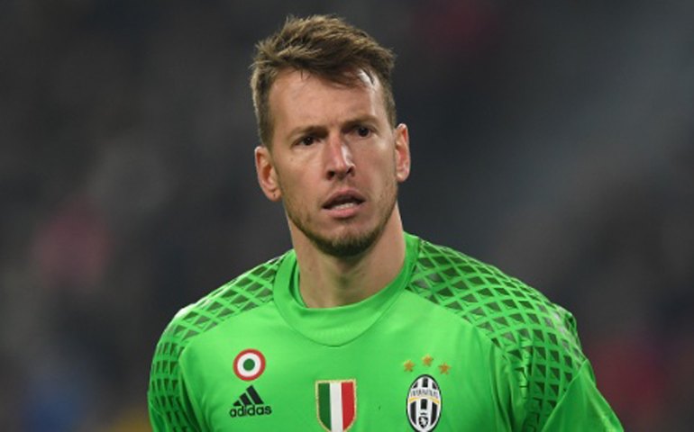 Após ceder Cillessen, Barcelona contrata goleiro brasileiro Neto