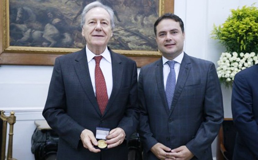 Governador concede Medalha Pontes de Miranda a presidente do STF