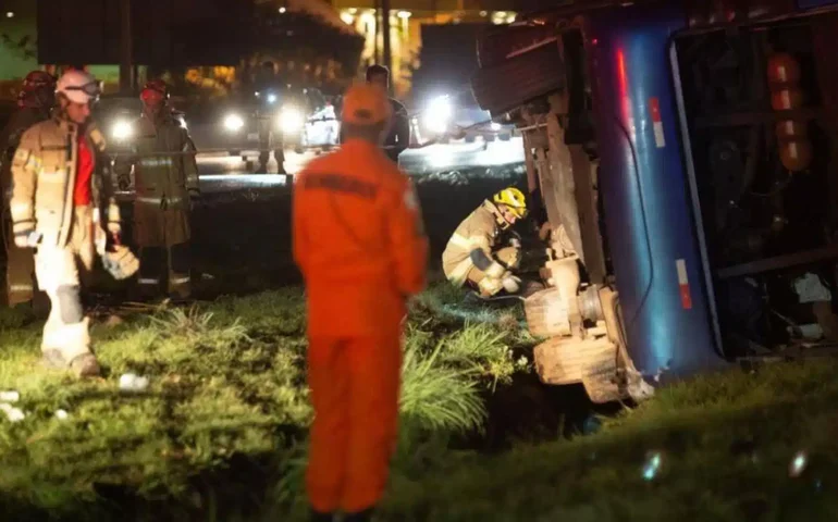 Cinco pessoas morrem e 18 ficam feridas em acidente com ônibus clandestino no DF