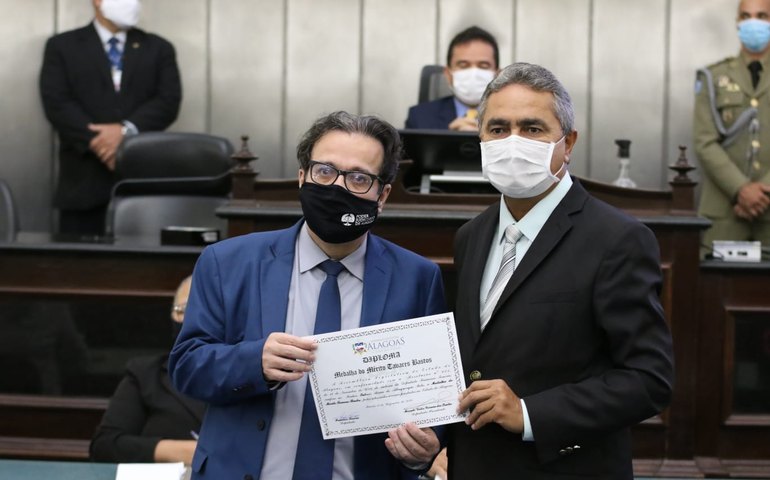 Desembargador Tutmés Airan é homenageado com a Medalha do Mérito Tavares Bastos