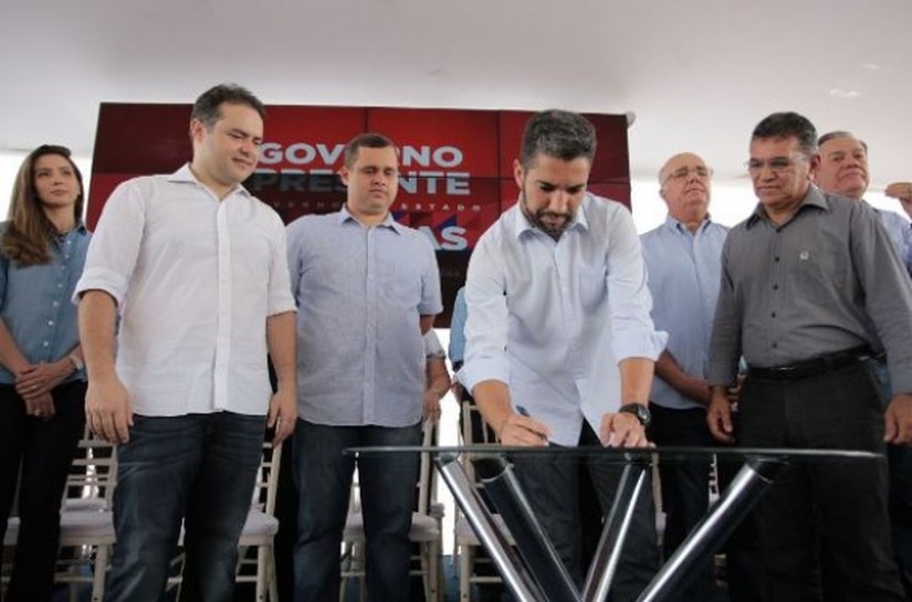 Governador assina convênio para funcionamento do Juceal Express