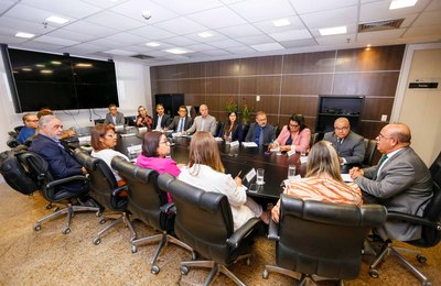 Presidente Fernando Tourinho discute planos da gestão com diretores do TJAL