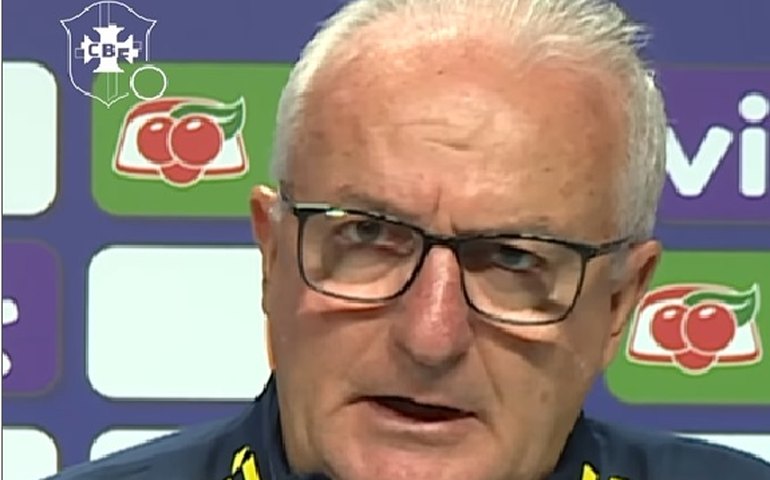 Dorival Júnior se emociona em coletiva após assumir comando da seleção