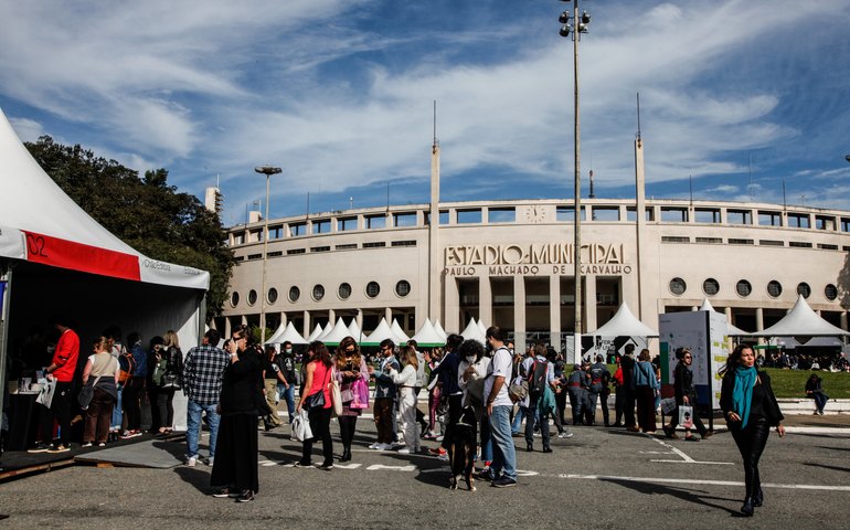 Com 60 autores, A Feira do Livro volta ao Pacaembu