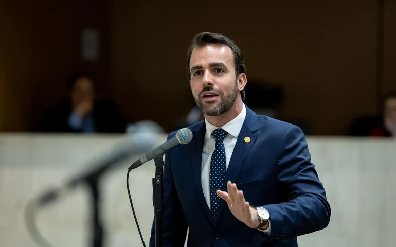 Alesp rejeita suspensão de mandato de Lucas Bove após discussão com deputada
