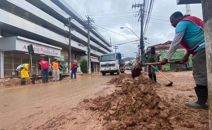Também estão sendo removidas as árvores que atingiram a rede elétrica Também estão sendo removidas as árvores que atingiram a rede elétrica