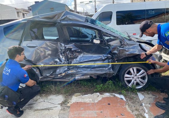Polícia Científica pericia carros envolvidos em acidente na Santa Amélia