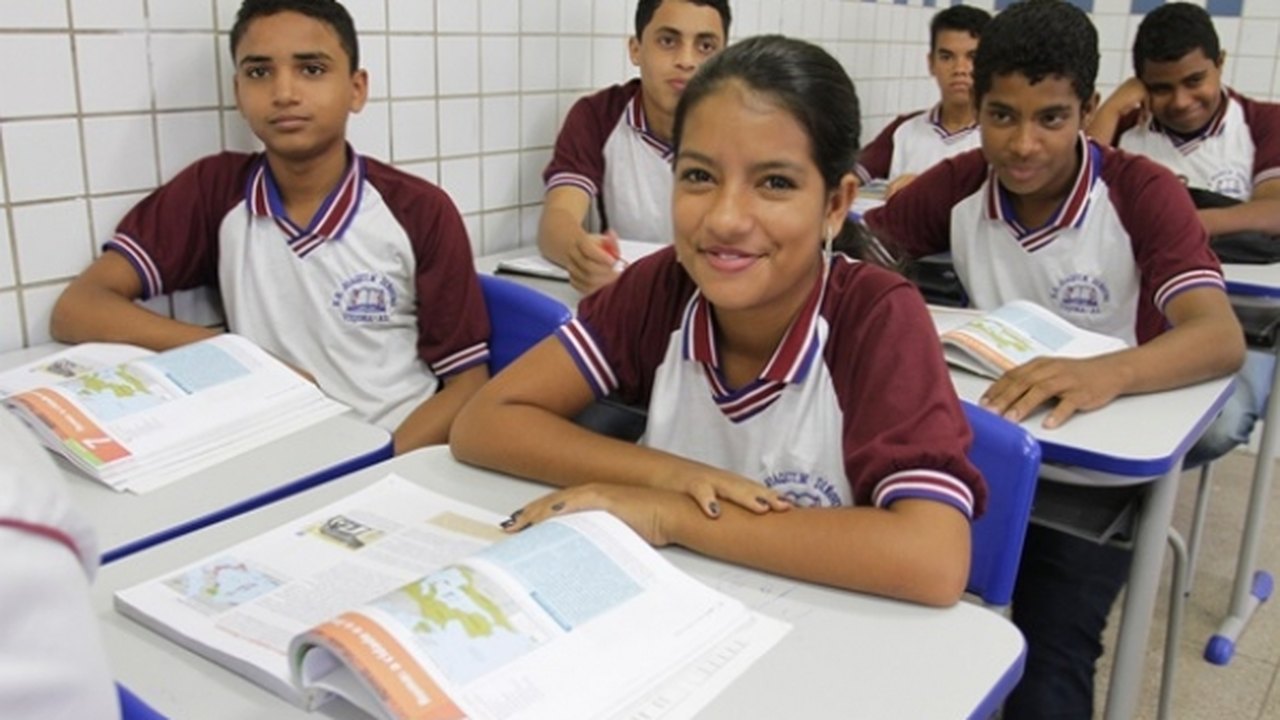 Estudantes da rede estadual de ensino dão as boas-vindas ao ano letivo 2019