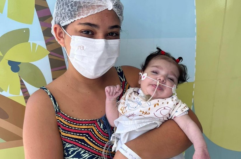 Bebê com cardiopatia toma banho de sol pela primeira vez no Hospital da Criança de AL