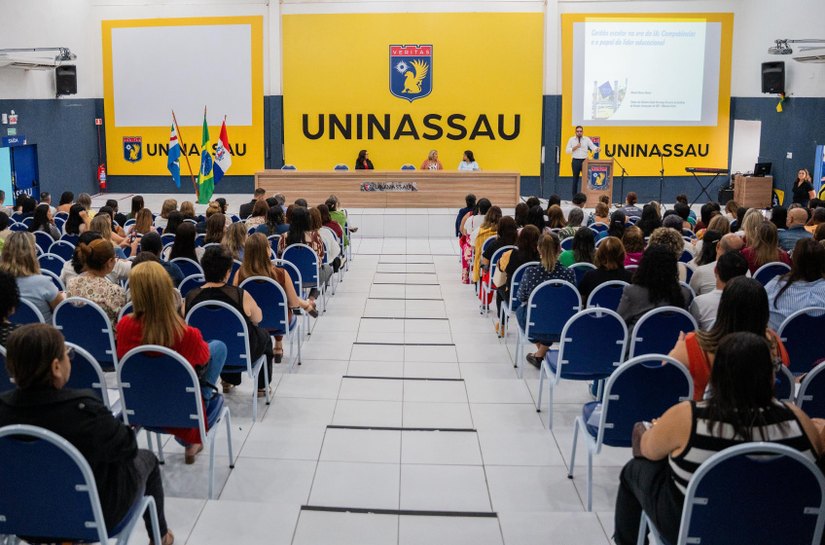 Diretores de escolas municipais debatem liderança na era da Inteligência Artificial