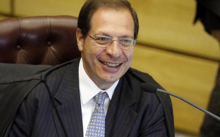 Corregedor do TSE ordena que redes bloqueiem verba de canais bolsonaristas