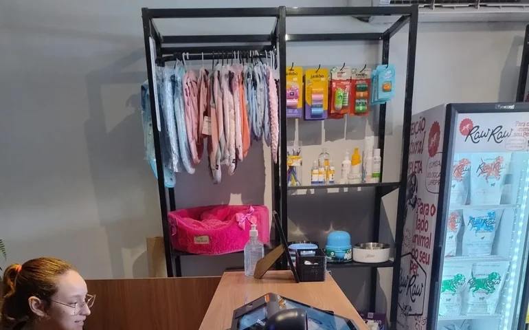 Totem de autosserviço eleva vendas em 22% e faz compras em até dois minutos no varejo pet