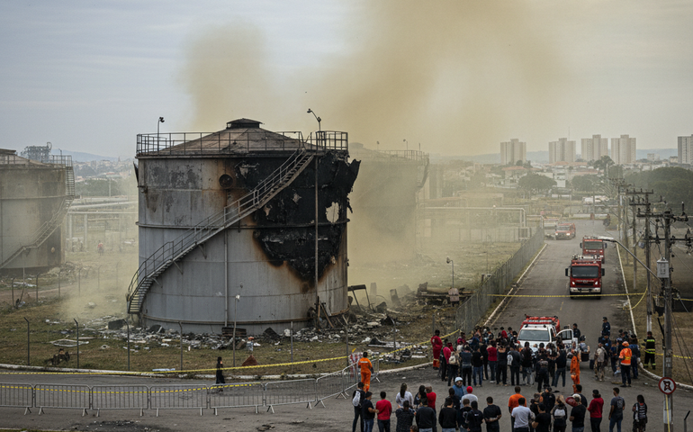 Explosão em tanque de combustível da Vibra força evacuação de moradores em Volta Redonda