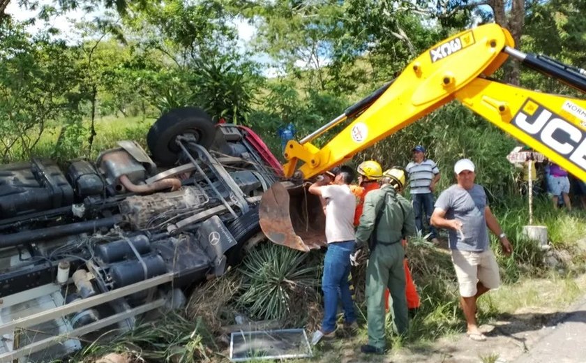 Motorista morre após ficar preso às ferragens de caminhão que capotou BR-316