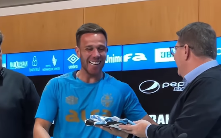 Arthur é apresentado e diz que volta melhor ao Grêmio e pronto para 'rerguer o clube'