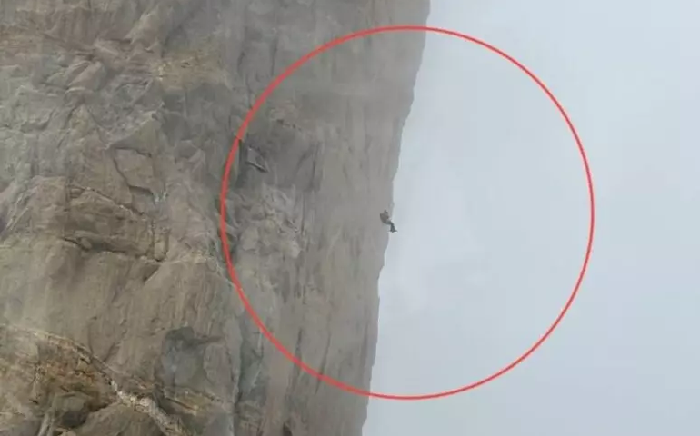 Alpinista é socorrido após ficar pendurado em montanha na Itália