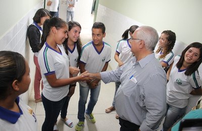 Teófilo entrega mais uma escola recuperada à população de Arapiraca