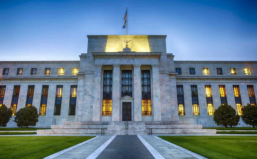 Mercado fortalece corte de 50 pb em juro pelo Fed em 2025 como aposta principal, após ata