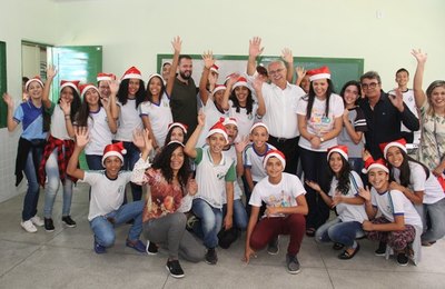 Teófilo é recebido com festa em visita à obra da Escola Tibúrcio Valeriano 