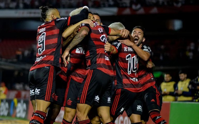Flamengo vira sobre Vélez e faz final brasileira da Libertadores com Athletico-PR