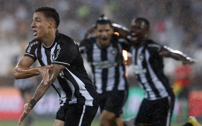 Botafogo bate Vasco no Engenhão e mantém vantagem na liderança do Brasileirão