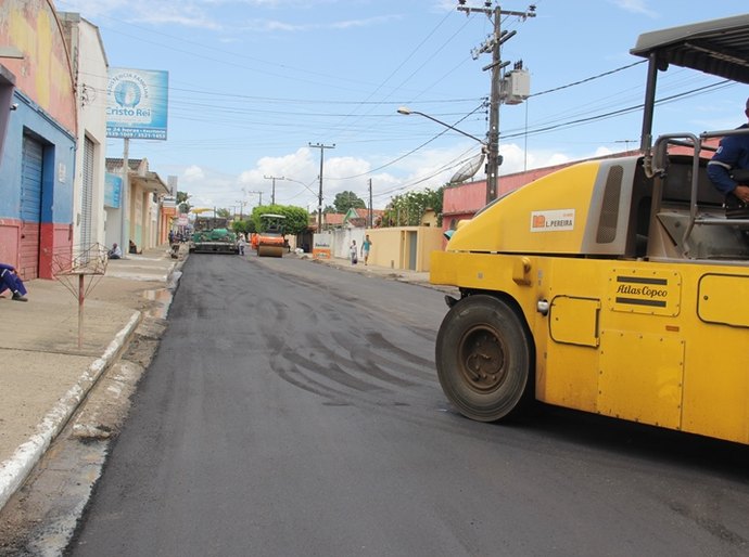 Rua Pedro Nunes, em Arapiraca, recebe novo asfalto