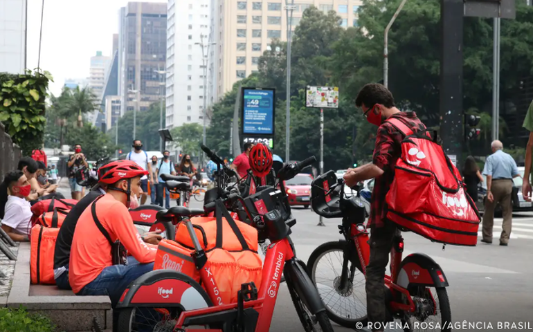 Não tão conta própria: entregadores ficam à merce das plataformas, que definem valores recebidos, clientes e prazos