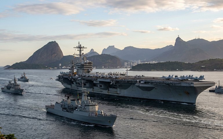 Porta-aviões nuclear dos EUA chega ao Rio para operação com a Marinha brasileira