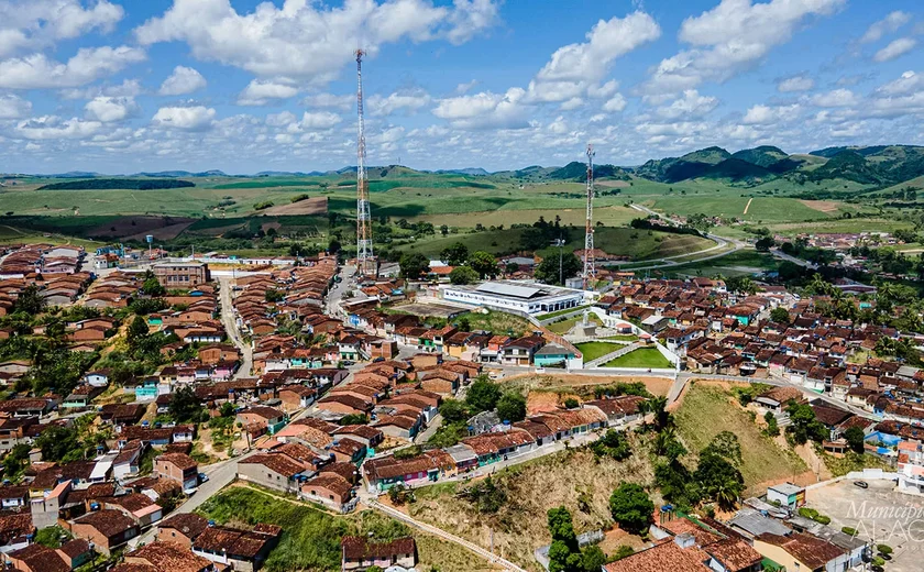 Servidor almoçava na calçada por ser proibido de utilizar o refeitório em posto de Saúde de Novo Lino