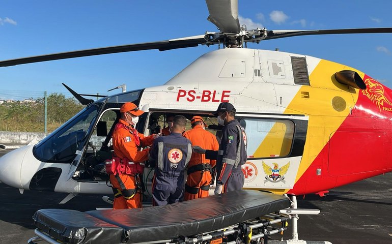 Motociclista de 60 anos sofre traumatismo craniano grave ao desviar de criança