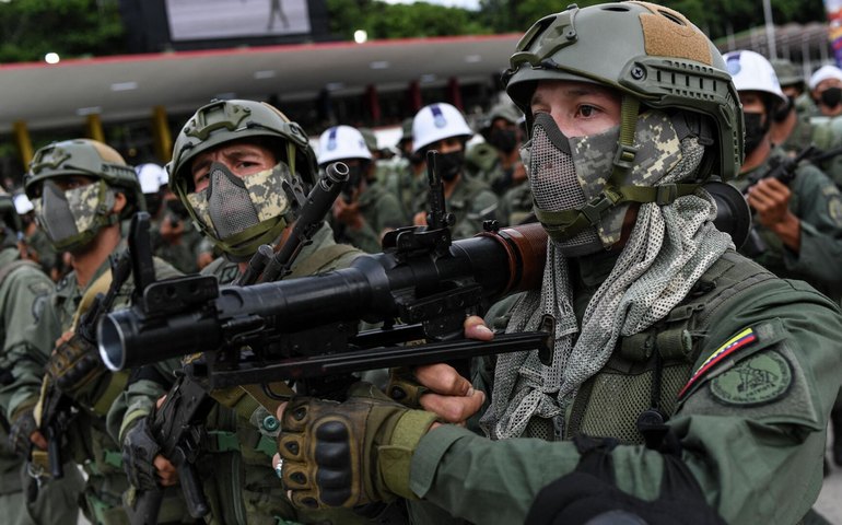 Forças Armadas da Venezuela recusam pedido de intervenção militar do ex-presidente colombiano Uribe