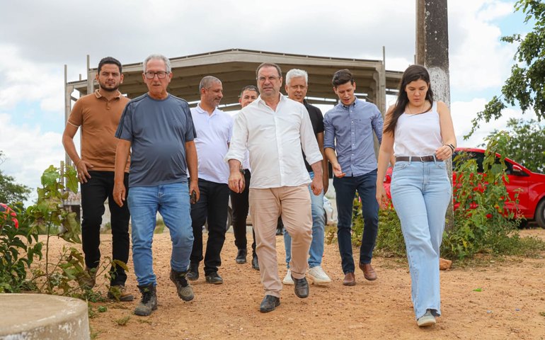Prefeito Luciano e secretários visitam o Morro Santo da Massaranduba