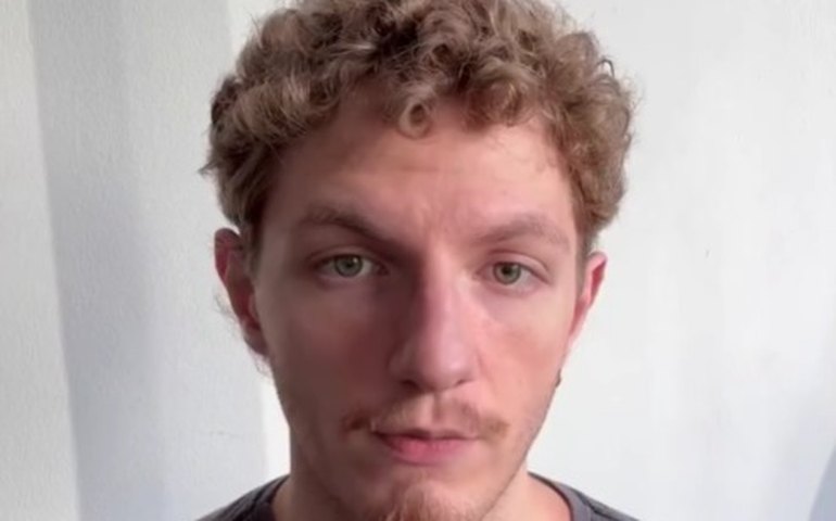 Influenciador relata furto de celular em ônibus após golpe do 'vômito de bebê'