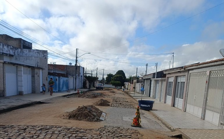 Rua Fiscal Muritiba enfrenta abandono após 30 dias das obras da Águas do Sertão