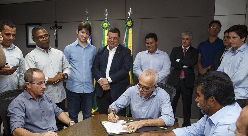Edvaldo Nogueira transmite cargo para Nitinho / Foto: Marco Vieira/PMA