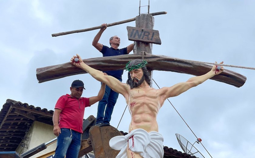 Prefeitura de Anadia instala escultura de Jesus Cristo na cruz com cerca de seis metros de altura