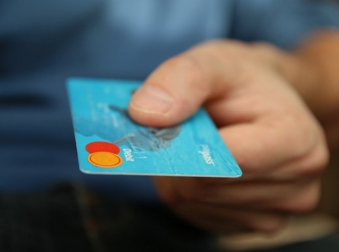 Juros do cartão de crédito batem 451,5% ao ano e viram armadilha para consumidores