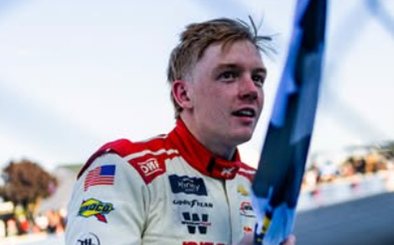 Piloto da Nascar escorrega ao comemorar vitória em cima do carro e fratura a clavícula