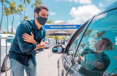 Prefeito JHC anuncia vacinação de pessoas com 54 anos para este sábado