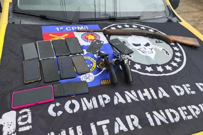 PM cumpre mandado e apreende armas de fogo, munições e celulares em povoado de Arapiraca