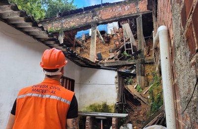 Defesa Civil de Maceió interdita casas após colapso na grota do Aterro
