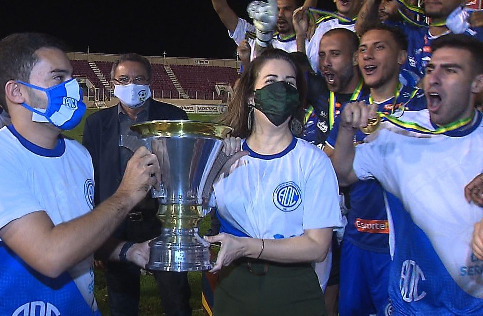 Grace entrega taça