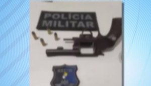 Arma foi apreendida com quatro munições. / Foto: Imagem: Reprodução/TV Atalaia