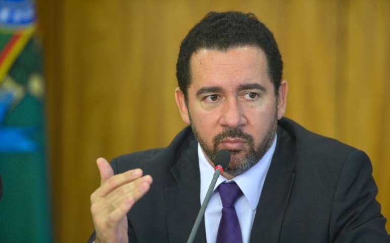 Aprovado projeto que regulamenta a colocação de placas informativas em obras do Estado