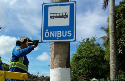 Nova sinalização vertical é instalada em bairros de Maceió 