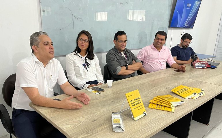 Professor da Uneal lança livro e doa exemplares para a Biblioteca Central do Campus I