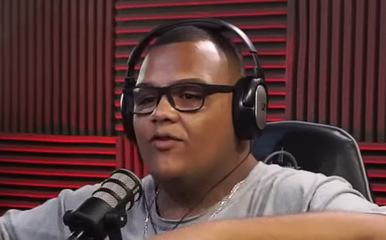 Juiz diz que 'arte não pode ser censurada' e absolve comediante de 'Live da Ofensa'