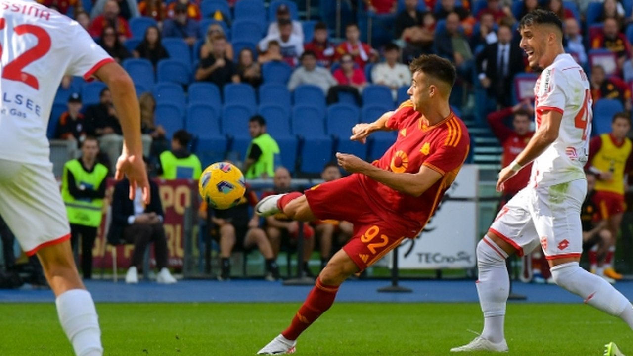 Com um a mais, Roma sofre, marca no fim e vence a 3ª consecutiva no Campeonato Italiano