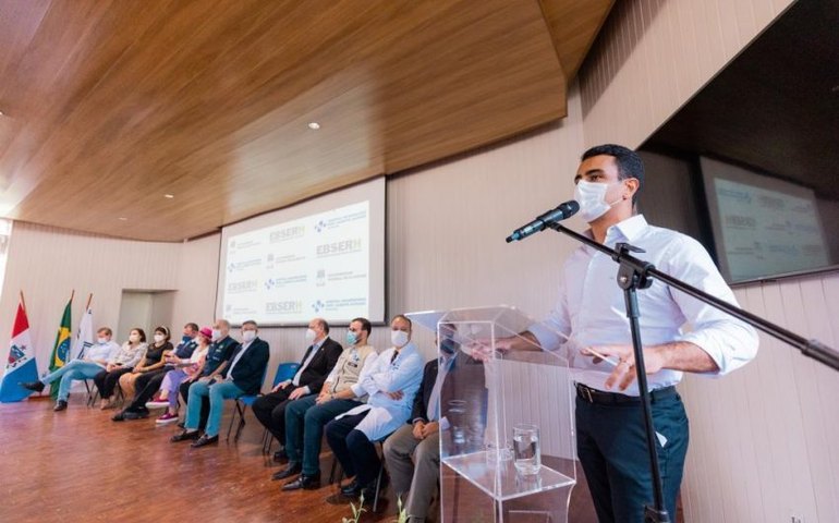 Prefeito JHC participa da entrega de equipamento no HU e destaca avanços na saúde