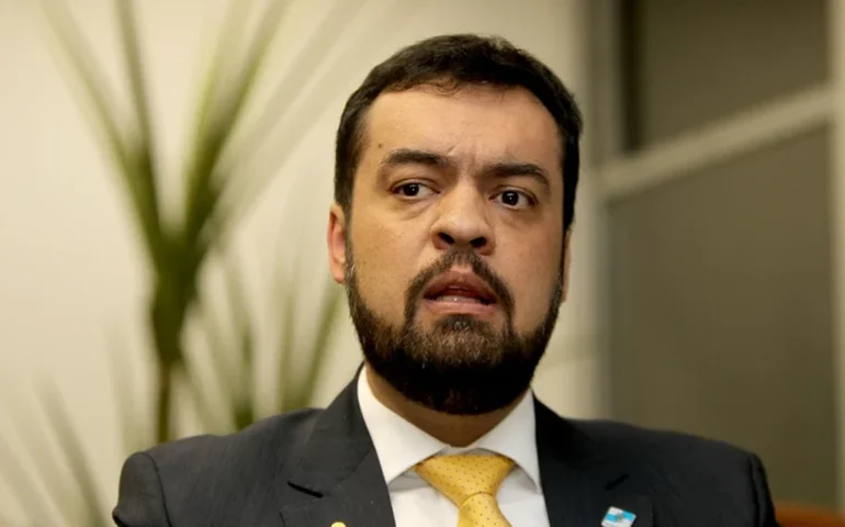 Governo federal autoriza transferência de presos em reunião de emergência com Castro e forma comitiva para ir ao Rio